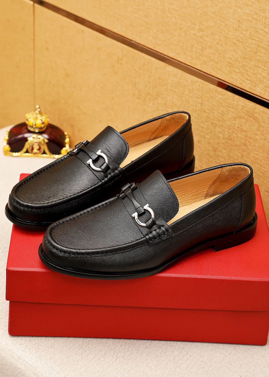 Men's shoes 💰442 💐 Product trademark: Ferragamo "Ferragamo" casual leather shoes Regular size: 38-44 (45.46🉑️customized) Product materials: Selected imported first-layer cross-grain cowhide upper + original hardware buckle, imported water-dyed cow leather lining. Strong three-dimensional visual effect, combined outsole Color: 1⃣️color optional